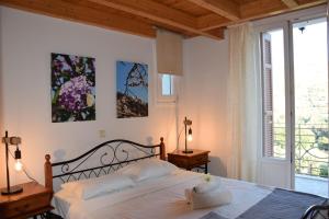 Un dormitorio con una cama y una ventana grande. en Rastoni Apartments, en Ándros
