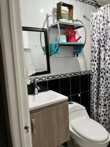 Ένα μπάνιο στο Todo cerca Apartamento Familiar en el corazón de San Salvador