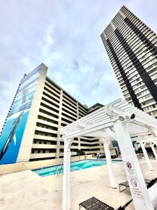 une piscine en face de deux grands bâtiments dans l'établissement Charming Studio Waikiki Hawaiian Monarch, à Honolulu