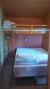 Giường trong phòng chung tại Cape Agde Charmant chalet sur le Mont Saint Loup +16 ảnh