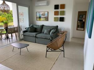 a living room with a couch and a table at Garden Térreo 3 Quartos Piscinas Naturais in Praia do Forte