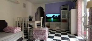 a living room with a tv and a checkered floor at Magnifica Ubicación in Seville