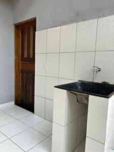 een keuken met een spoelbak en een aanrechtblad bij Cantinho da serra in Ubatuba +21 foto's