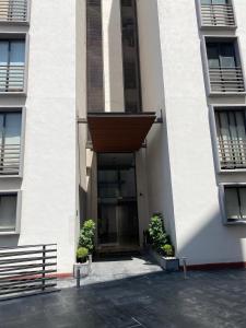 an entrance to a building with a door at Departamento en zona Angelopolis in Puebla