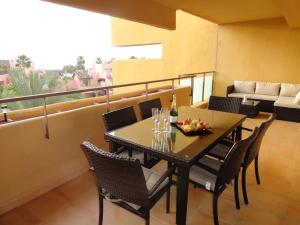 y balcón con mesa de comedor y sillas. en Apartment Las Salinas, en Estepona