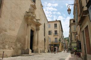 a city street with buildings and people walking on the street at Sainte Anne in Apt