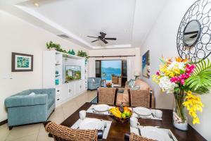 Un comedor y una sala de estar con mesa y sillas. en Exceptional Ocean Views 2 Pools, en Playa Flamingo