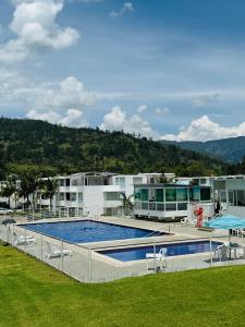 a large swimming pool in front of a building at Apartamento en Villa Toscana en Boyaca in Ramiriquí