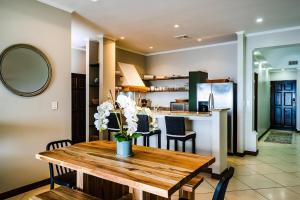 Η κουζίνα ή μικρή κουζίνα στο Charming Delightful Sunsets Private Balcony