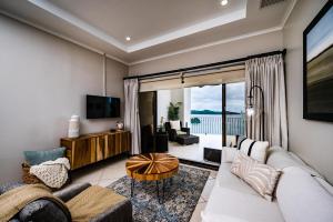 Μια τηλεόραση ή/και κέντρο ψυχαγωγίας στο Charming Delightful Sunsets Private Balcony