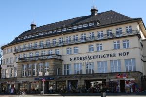 um grande edifício branco com um porco de amedacisstração em Hotel Niedersächsischer Hof em Goslar