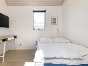 Postel nebo postele na pokoji v ubytování Holiday home Hals CIV