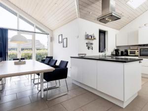 Kuchyň nebo kuchyňský kout v ubytování Holiday home Hals CIV
