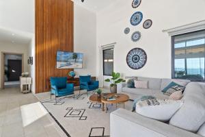 Posezení v ubytování Infinity Edge Pool Oceanview 4 BR 4BA