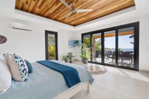 Postel nebo postele na pokoji v ubytování Infinity Edge Pool Oceanview 4 BR 4BA