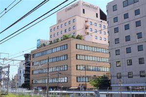 Un edificio con un cartel en la parte superior. en Grand Hotel Kanachu Hiratsuka, en Hiratsuka