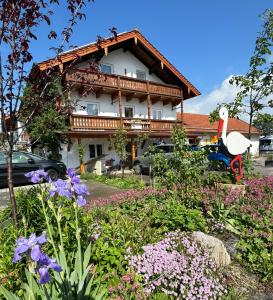 a house with a garden in front of it at Ihre Ferienwohnung bayrisch mehr... in Gstadt am Chiemsee