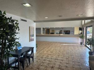 ein leeres Zimmer mit einem Tisch und Stühlen in einem Gebäude in der Unterkunft Premier Inns Metro in Phoenix