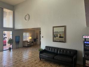 ein Wohnzimmer mit einem Sofa und einem Spiegel in der Unterkunft Premier Inns Metro in Phoenix