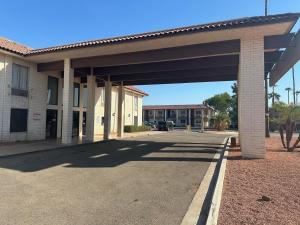 ein leerer Parkplatz vor einem Gebäude in der Unterkunft Premier Inns Metro in Phoenix