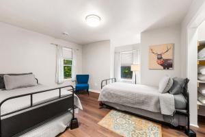 una camera con due letti e una sedia blu di Scandia - Hot Tub, Arcade, Dog-Friendly, and Walk to Marina! a Sister Bay Altre 27 foto