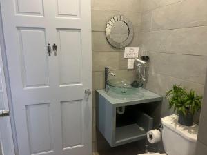 Baðherbergi á Lovely Studio Apartment in Soufriere from Claviers