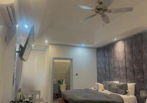 Rúm í herbergi á Lovely Studio Apartment in Soufriere from Claviers
