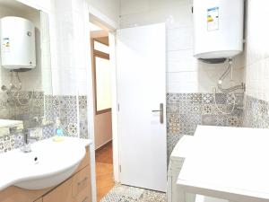 Kúpeľňa v ubytovaní Sunny Malaga Centre Flats, 2 Options, with Balcony or Terrace