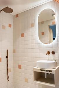 a bathroom with a sink and a mirror at Mids in Midsland