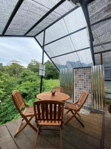 Balkón nebo terasa v ubytování The Backyard Glamping Cameron Highlands