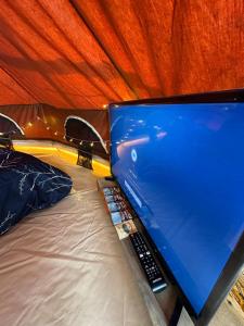 TV a/nebo společenská místnost v ubytování The Backyard Glamping Cameron Highlands + 28 fotografií