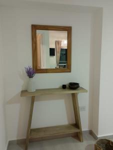 a mirror on top of a wooden table at Departamento céntrico zona clínicas MIT - Nefrología in Santa Fe