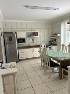 Η κουζίνα ή μικρή κουζίνα στο Casarão com piscina