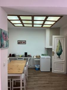 een keuken met een houten tafel en een eetkamer bij El Parterre Apartamento in Valencia +20 foto's