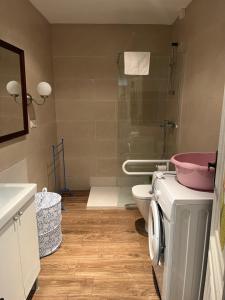een badkamer met toilet en wastafel bij El Parterre Apartamento in Valencia