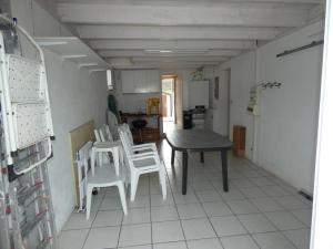 Kuchyňa alebo kuchynka v ubytovaní Maison familiale 94m² à 1,2km des plages - Jardin clos, 3 chambres, terrasse équipée - FR-1-540-255