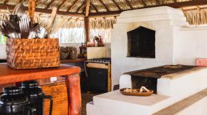a kitchen with an oven with a bowl of food at Vila Ascensão in Tatajuba