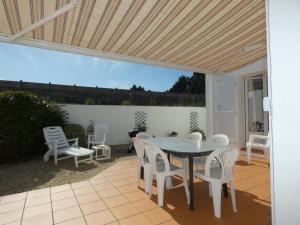 Balkón alebo terasa v ubytovaní Maison familiale 94m² à 1,2km des plages - Jardin clos, 3 chambres, terrasse équipée - FR-1-540-255