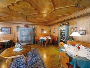 Reštaurácia alebo iné gastronomické zariadenie v ubytovaní Hotel Omesberg