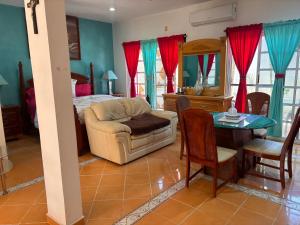 トゥルムにあるQuinta Luzのベッドとソファとテーブルのあるリビングルーム
