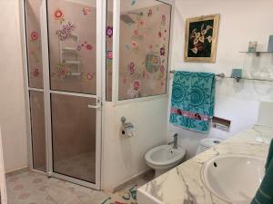 トゥルムにあるQuinta Luzのシャワー、トイレ、洗面台を備えたバスルーム