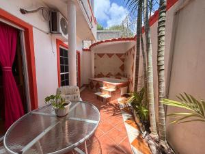 トゥルムにあるQuinta Luzのバルコニーにテーブルと椅子が置かれたパティオ