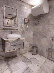 a bathroom with a sink and a mirror at رميس البخاري in Buraydah