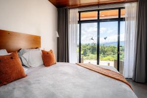 Postel nebo postele na pokoji v ubytování Villas Santa Maria - Private Bay Lake Arenal