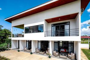 Balkón nebo terasa v ubytování Villas Santa Maria - Private Bay Lake Arenal