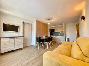 un salon avec un canapé et une table dans l'établissement Appartement cosy avec piscine et parking, au pied des pistes - FR-1-505-213, à Flumet