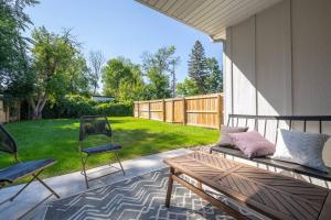un patio con 2 sillas, un sofá y una mesa en Vienna's Modern Retreat, en Rapid City