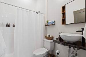 Un baño con lavabo, inodoro y ducha. en Vienna's Modern Retreat, en Rapid City 19 fotos más