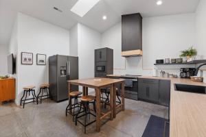 una cocina con mesa de madera y sillas. en Vienna's Modern Retreat, en Rapid City