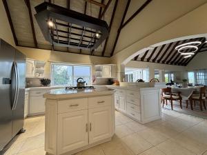 Cucina o angolo cottura di Private villa with large pool & 5min walk to beach